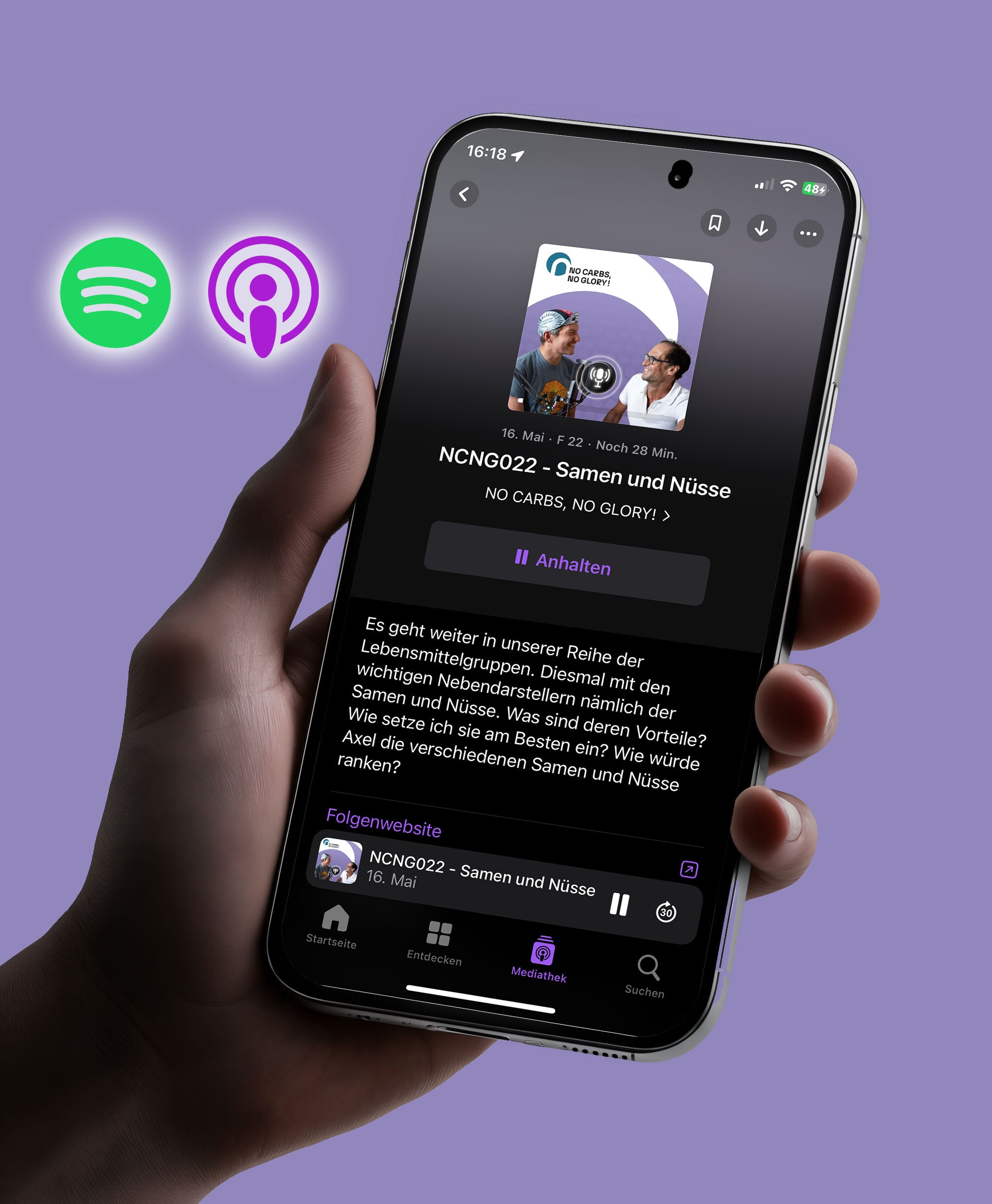Hand hält Smartphone mit laufender Podcast-Folge 'NCNG022 – Samen und Nüsse' aus dem Podcast 'NO CARBS, NO GLORY!' in der Apple Podcasts App, daneben Spotify- und Apple-Podcast-Logos auf lila Hintergrund.