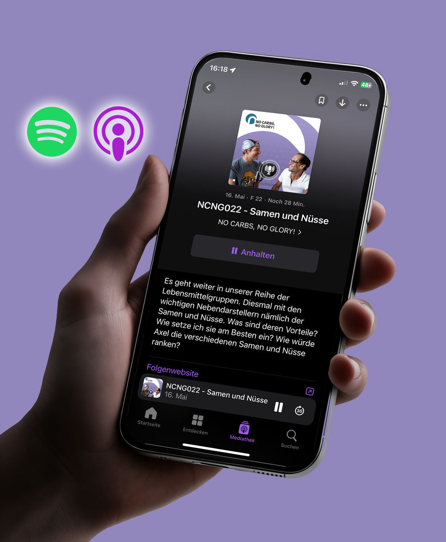 Hand hält Smartphone mit laufender Podcast-Folge 'NCNG022 – Samen und Nüsse' aus dem Podcast 'NO CARBS, NO GLORY!' in der Apple Podcasts App, daneben Spotify- und Apple-Podcast-Logos auf lila Hintergrund.